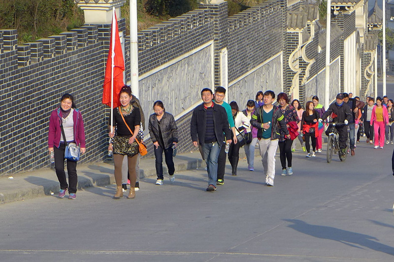 2015年3月8日寶業(yè)集團開展“香溪洞-吉河徒步踏青活動”慶祝三八節(jié)！